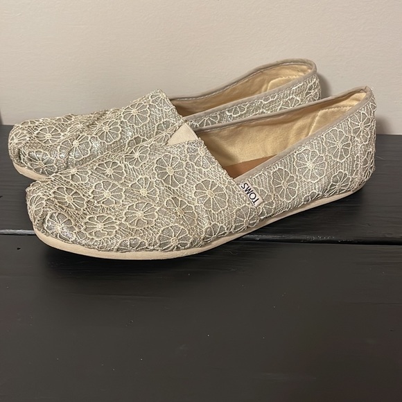 Tom’s shoes in silver floral - Picture 2 of 3